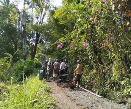 WARGA GOTONG ROYONG BETON JALAN GOA di BANJAR DINAS MANDUL